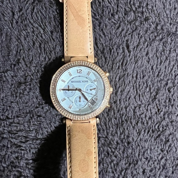 Michael Kors watch with light camel colored leather strap - Picture 3 of 4